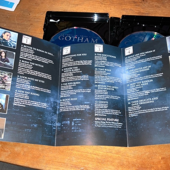 DC Gotham The Complete Third Season DVD set - Picture 10 of 12